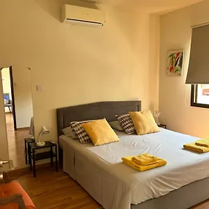 Extremely Comfy With Spacious Private Terrace 10min Walk To The & In Town Hébergement de vacances